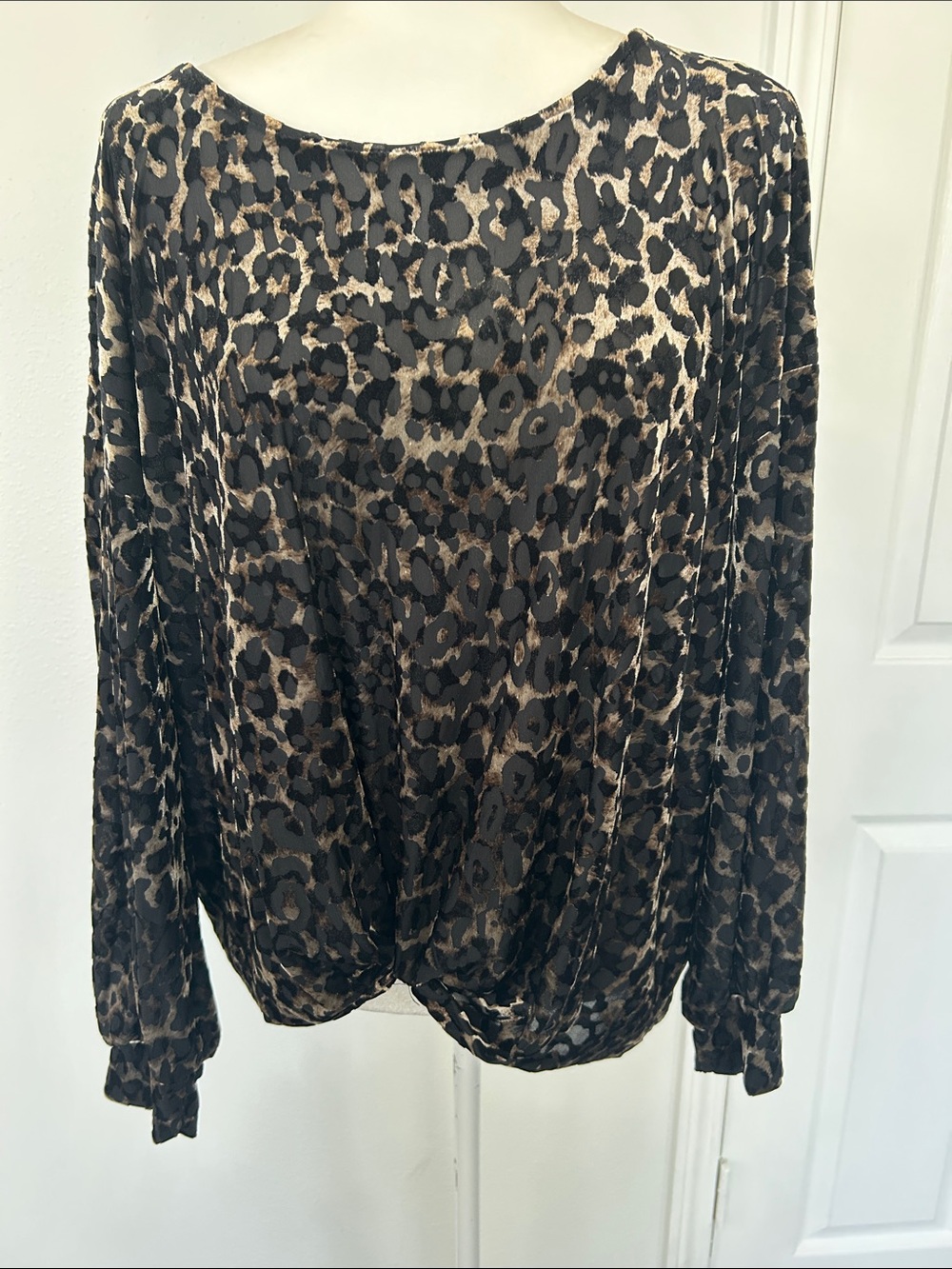 Karen Kane Leopard-Print Long Sleeve Top in Black and Brown. Size 1X
# 0362